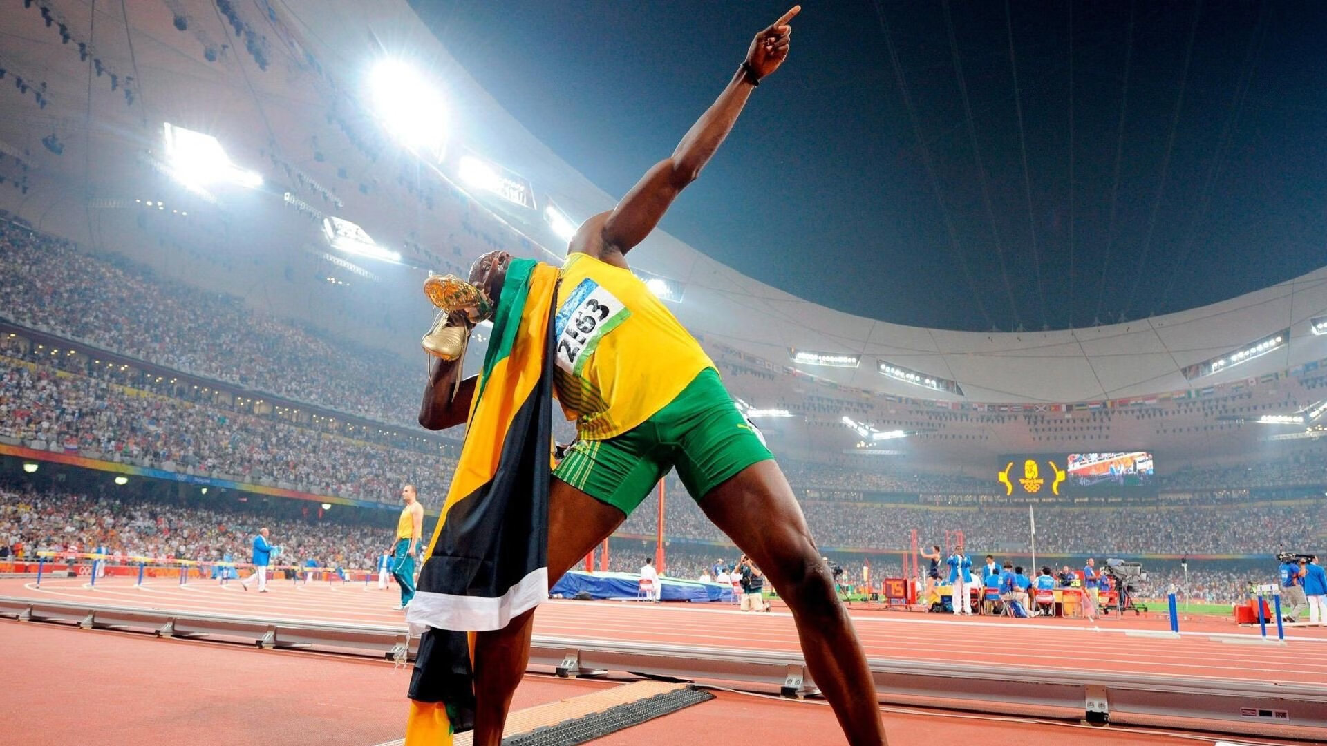 接力战术灵活，团队配合紧密，接力赛团队精神